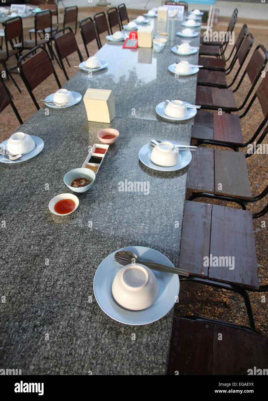 Esstisch mit Zubehör im Restaurant Essen. Stockfoto