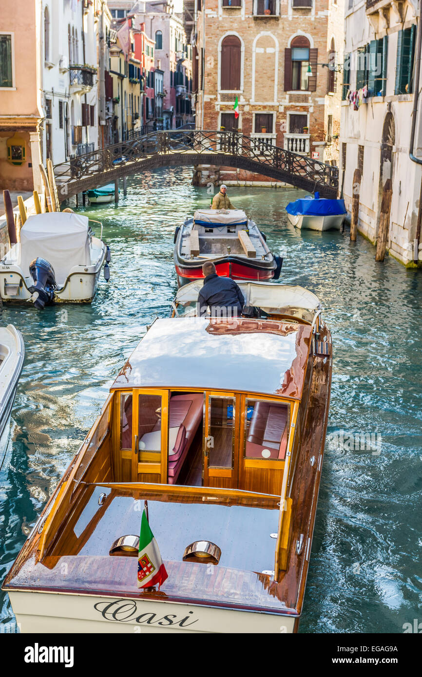 Wassertaxi und Workboat Navigation schmalen Kanal in Venedig. Stockfoto