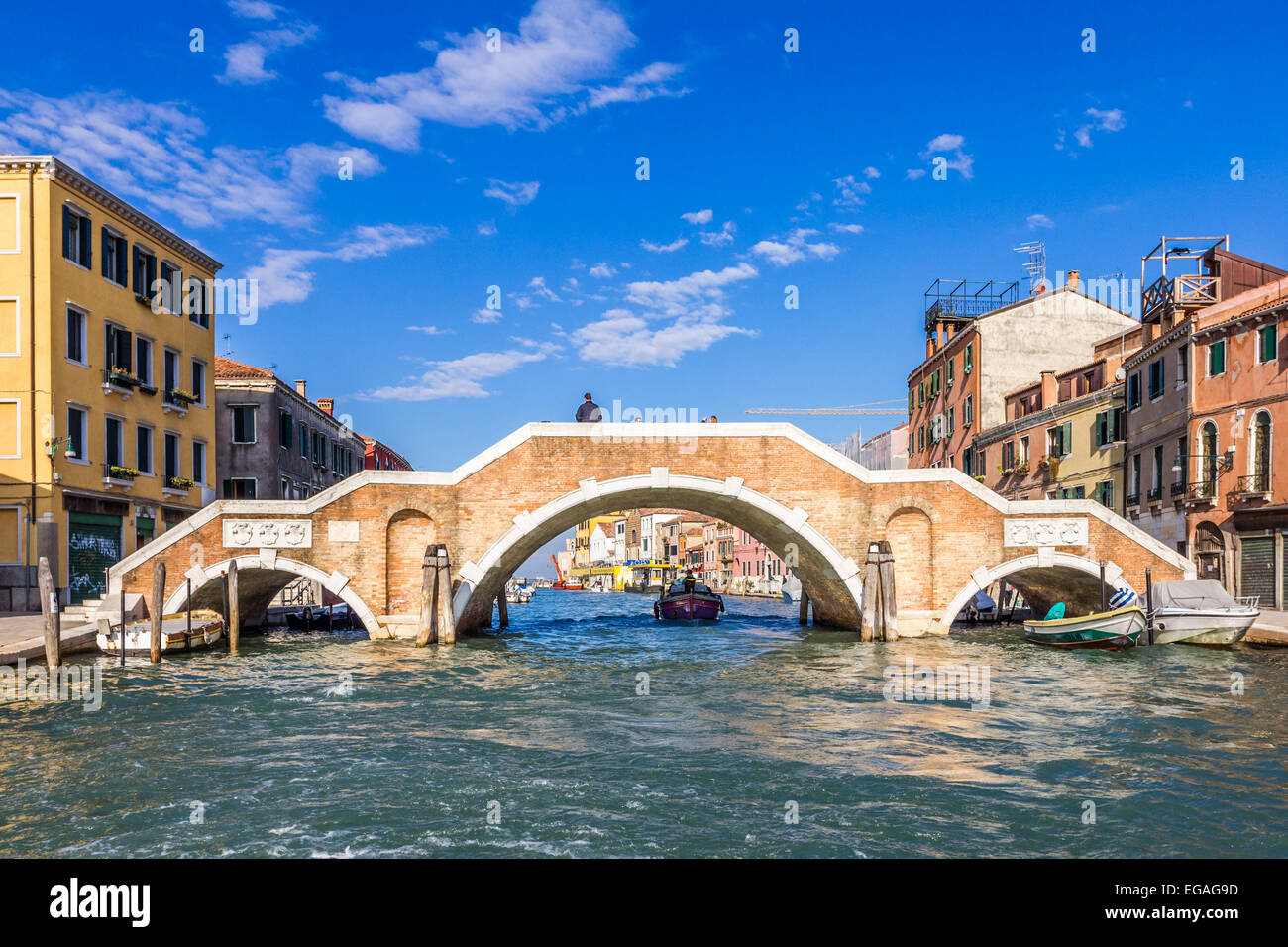 Die Brücke von den drei Bögen (Ponte dei Tre Archi), überqueren den Kanal Rio di Cannaregio in Venedig Stockfoto