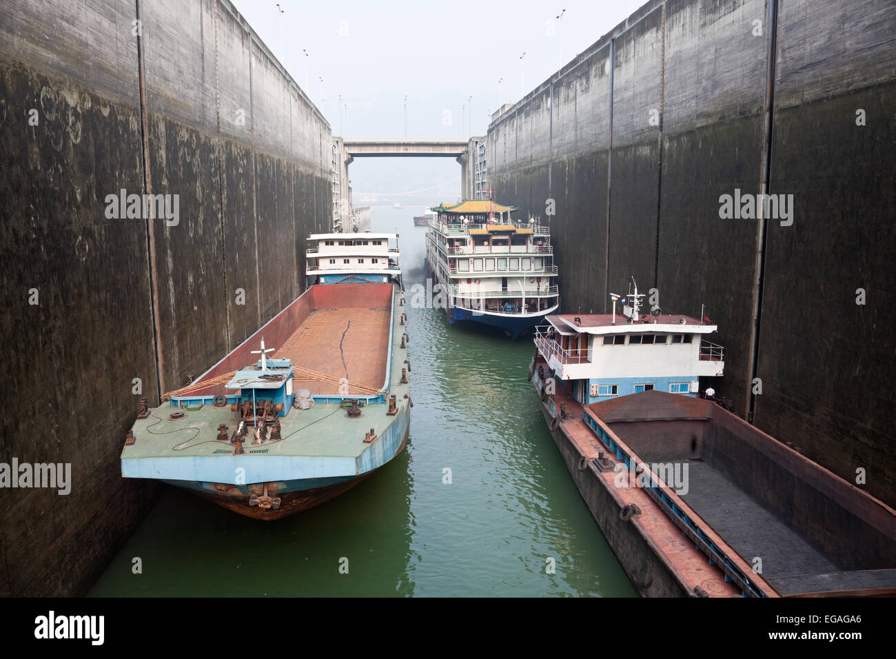 Schiffe in der Schleuse am drei-Schluchten-Staudamm steigt Stockfoto