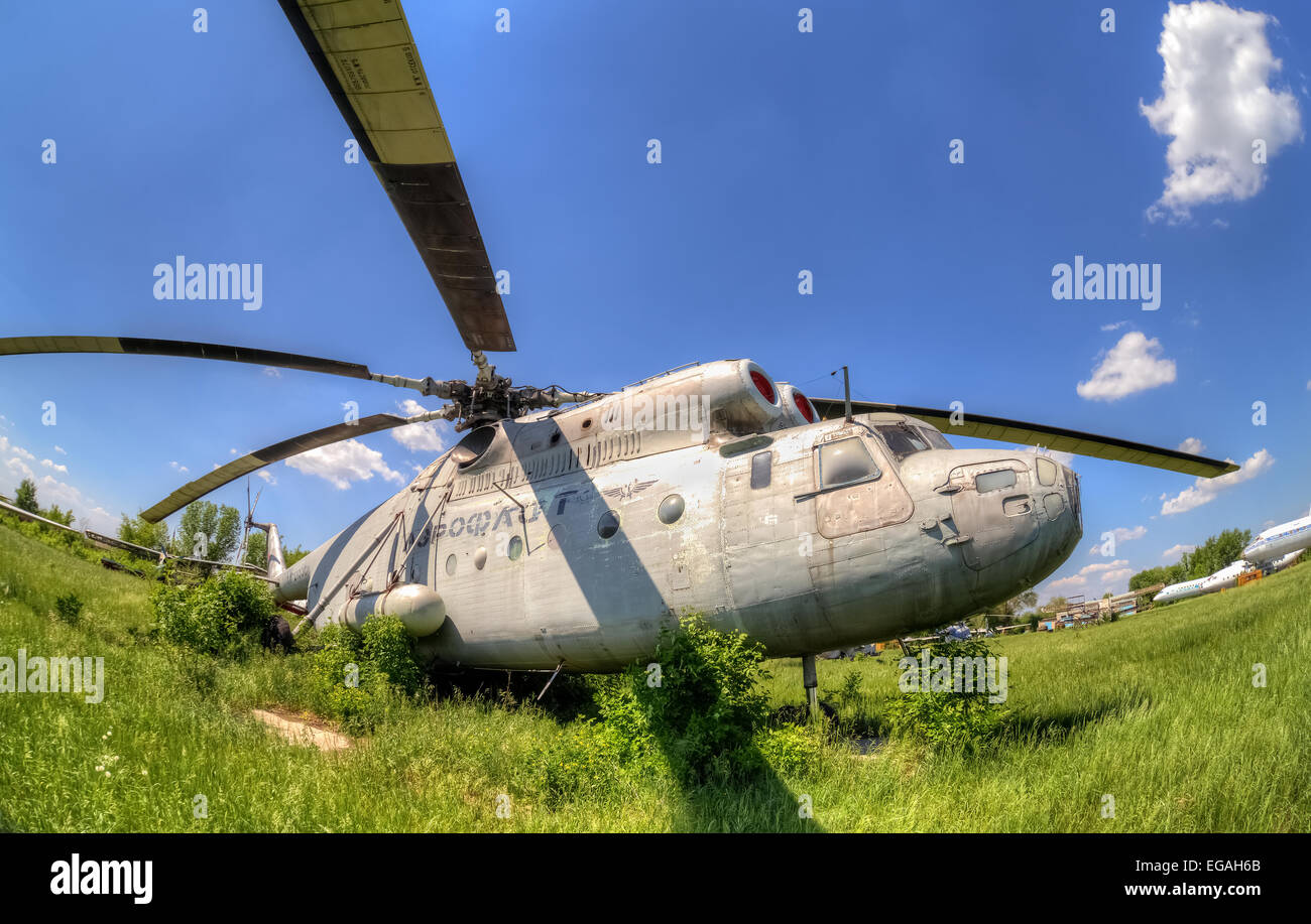 Die russischen schweren Transporthubschrauber Mi-6 in einem verlassenen Flugplatz. Stockfoto