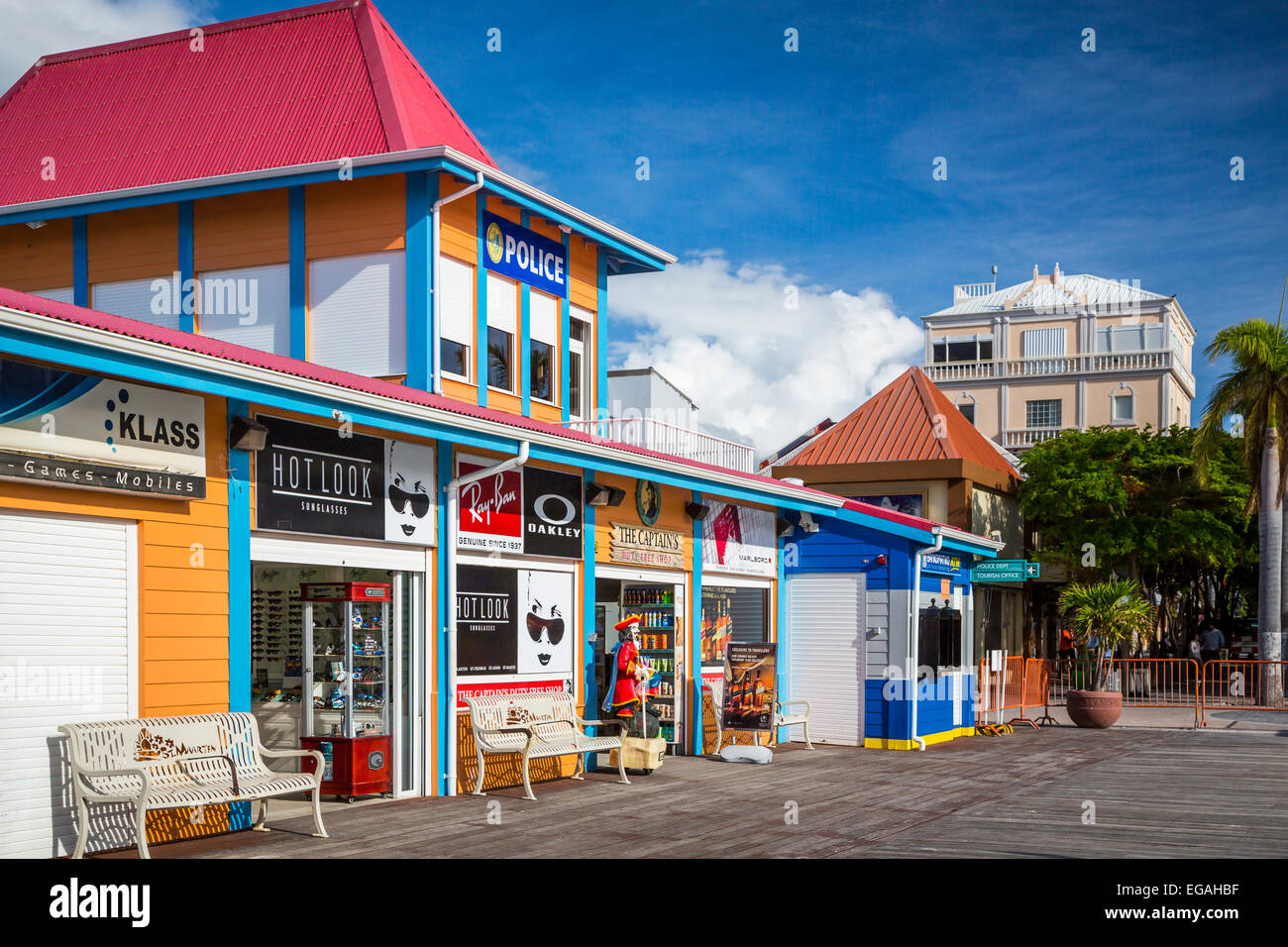 Geschäfte und Restaurants in Philipsburg, Saint Martin, Sint Maarten, Karibik. Stockfoto
