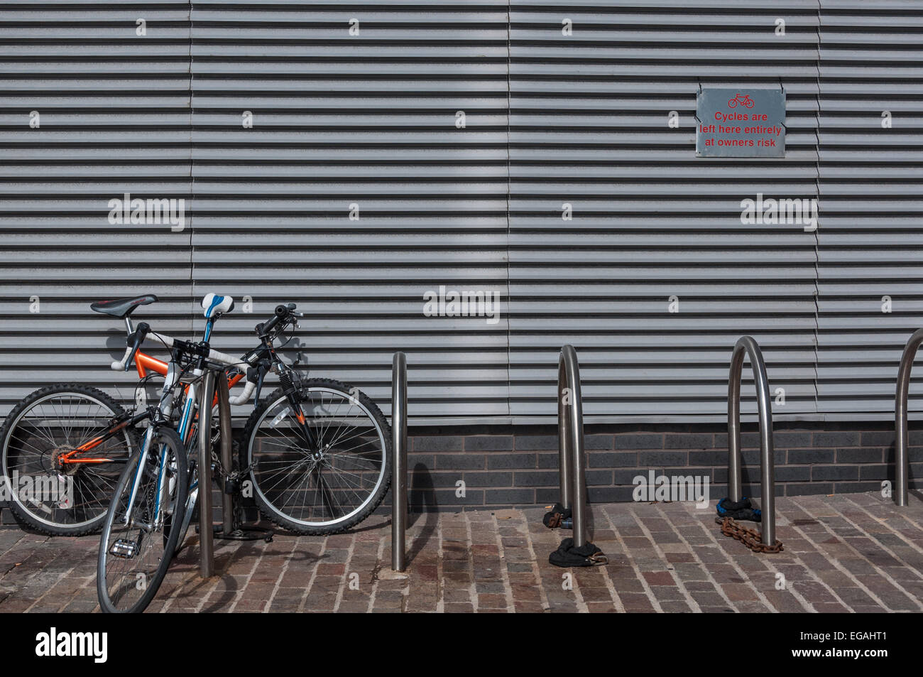 Fahrradständer außerhalb eines Bürogebäudes Stockfoto