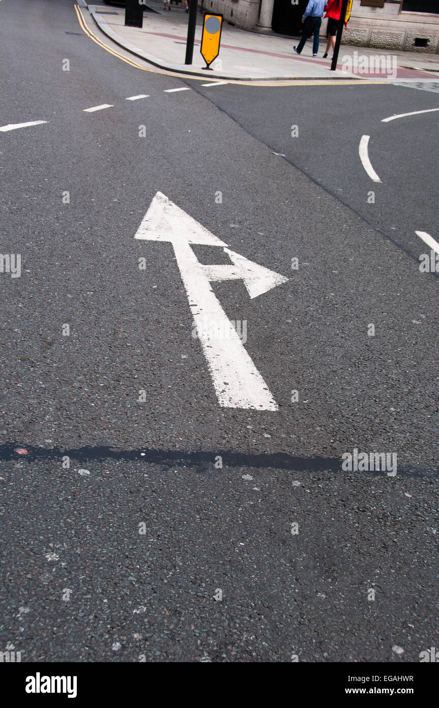 Straße Zeichen Pfeil geradeaus, rechts abbiegen Stockfoto