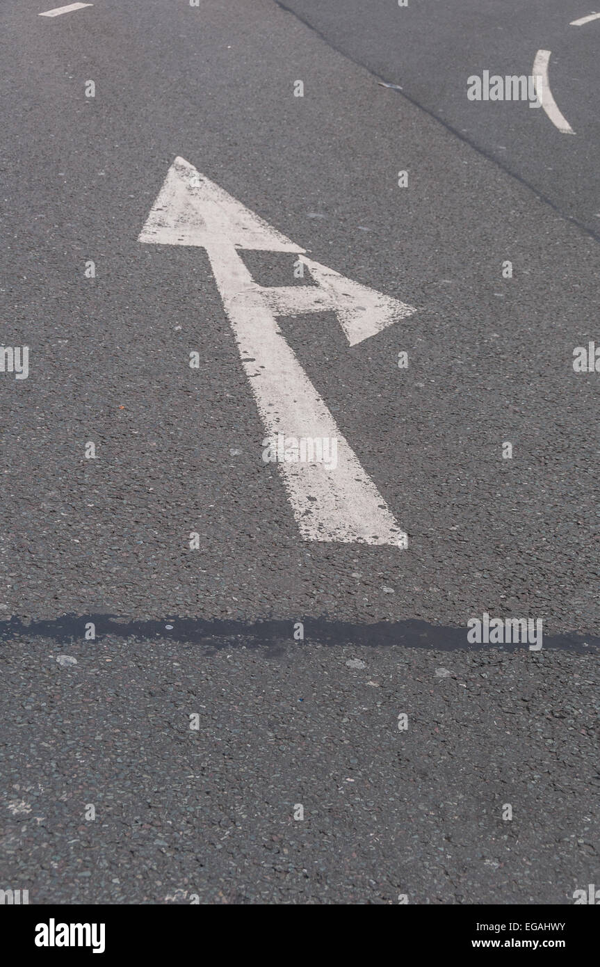 Straße Zeichen Pfeil geradeaus, rechts abbiegen Stockfoto