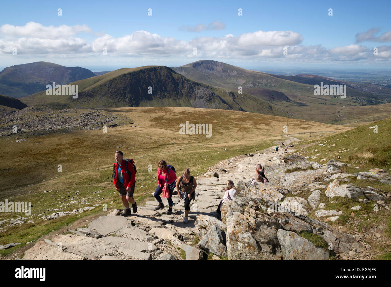 Wanderer auf halber Höhe Snowdon auf dem Weg von Llanberis, Llanberis, Snowdonia-Nationalpark, Gwynedd, Wales; Vereinigtes Königreich, Europa Stockfoto