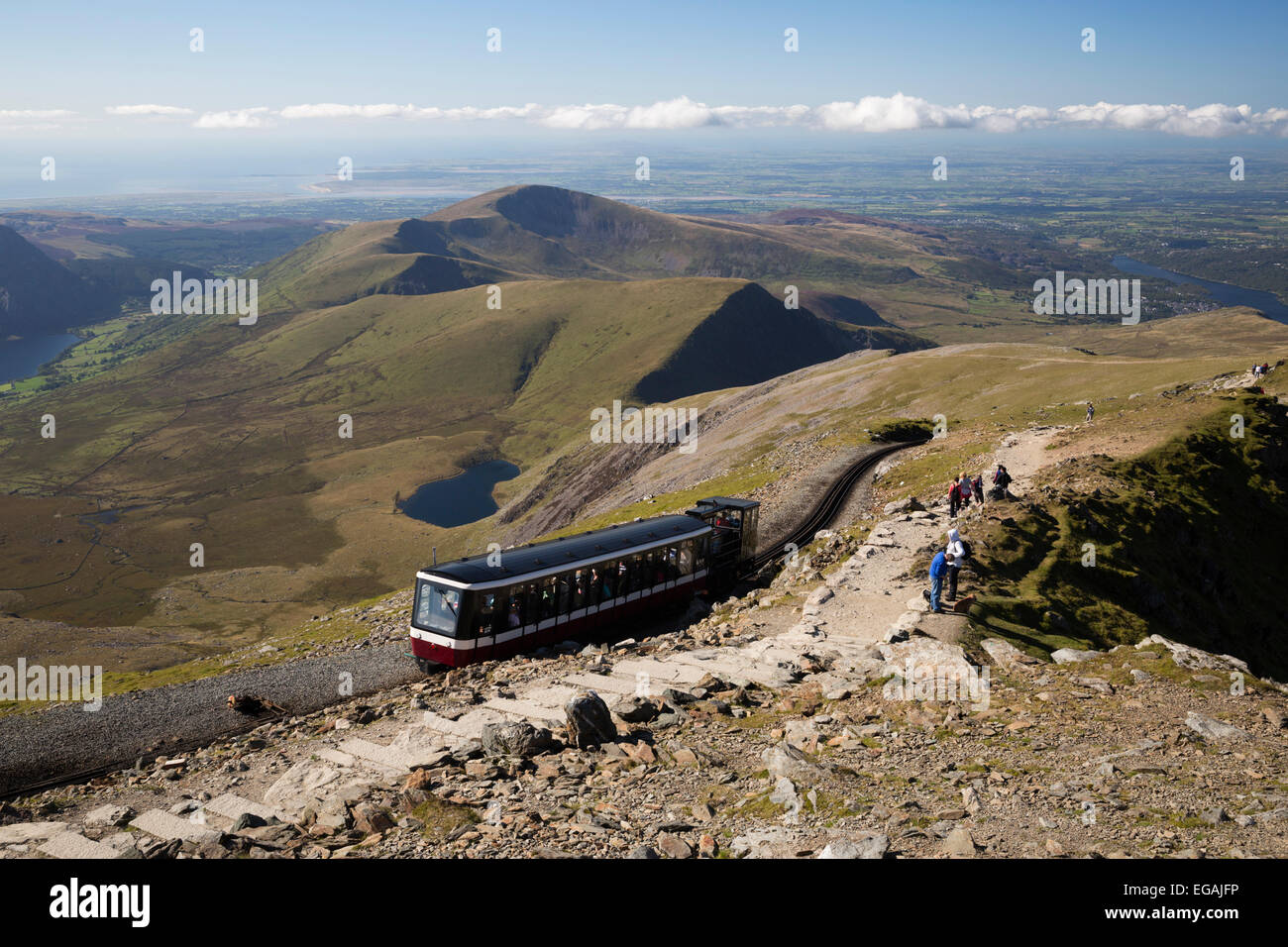 Snowdon Mountain Railway Zug am Gipfel des Snowdon, in der Nähe von Llanberis, Snowdonia-Nationalpark, Gwynedd, Wales; Vereinigtes Königreich Stockfoto