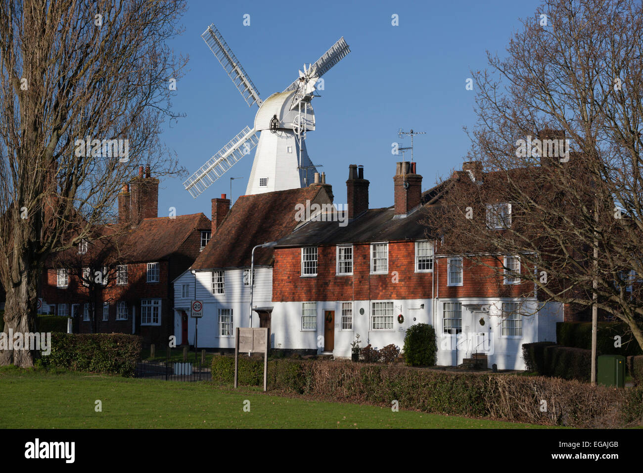 Union Mühle und traditionellen Kent Häuser, Cranbrook, Kent, England, Vereinigtes Königreich, Europa Stockfoto