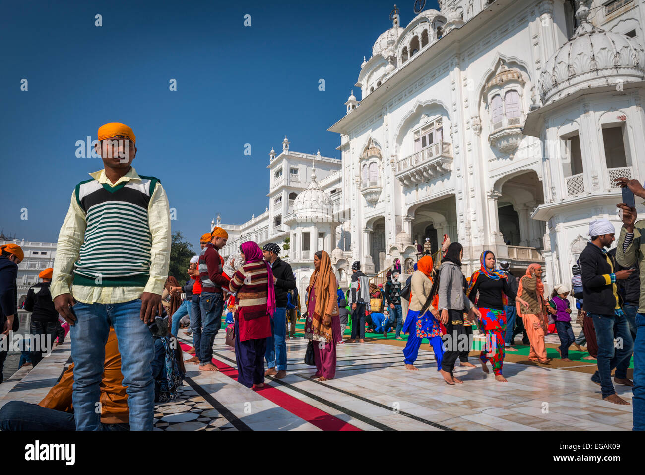 Ein junger Mann posiert vor der goldenen Tempel von Harmandir Sahib, Amritsar, Indien. Stockfoto