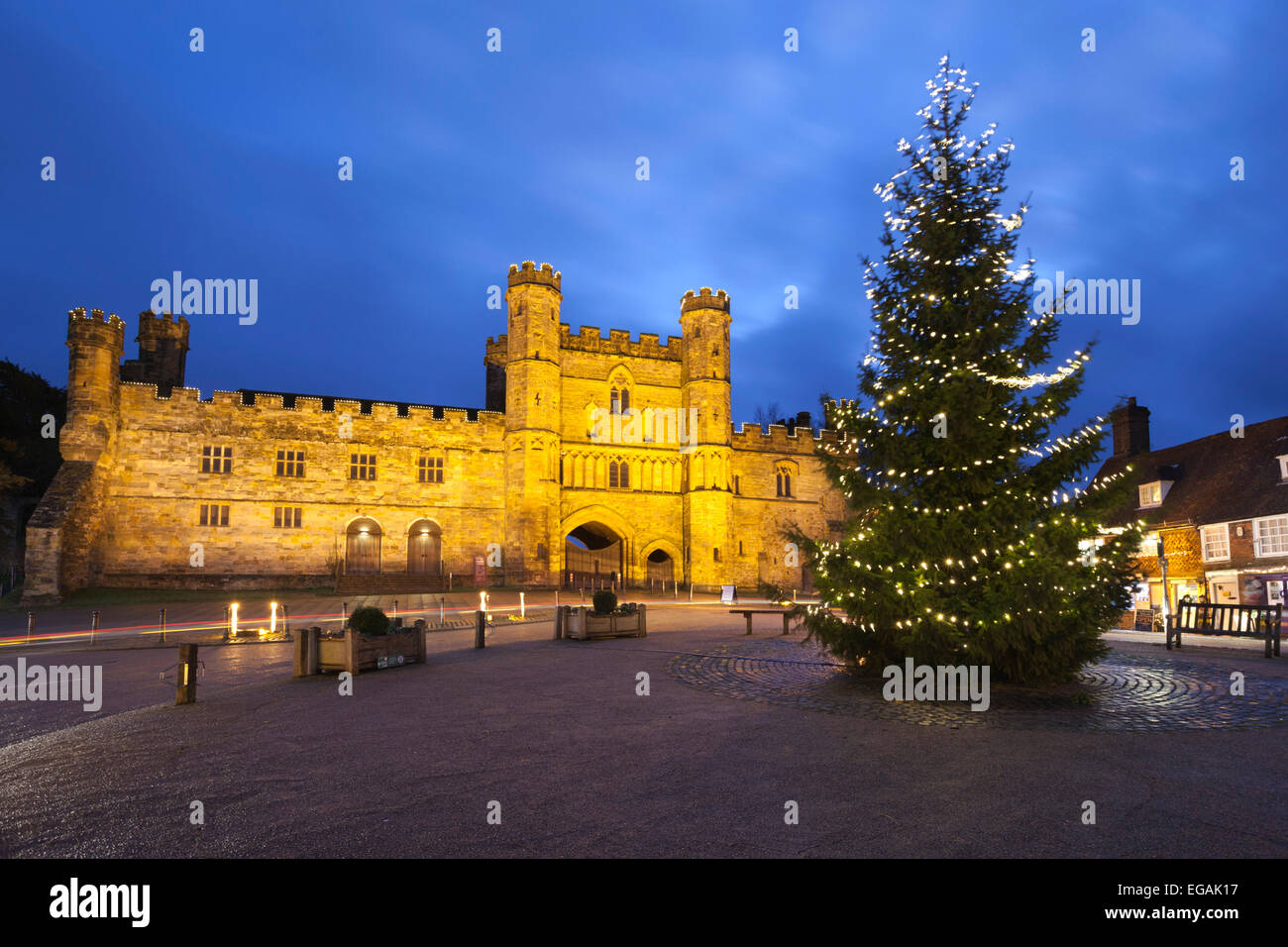 Battle Abbey mit Weihnachtsbaum, Battle, East Sussex, England, Vereinigtes Königreich, Europa Stockfoto