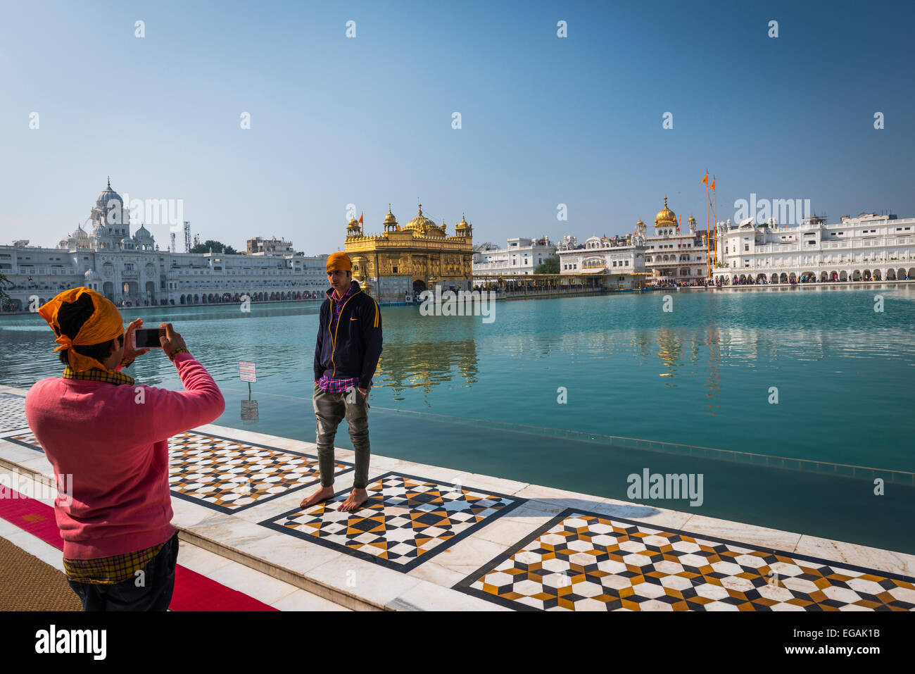 Ein junger Mann posiert vor der goldenen Tempel von Harmandir Sahib, Amritsar, Indien. Stockfoto