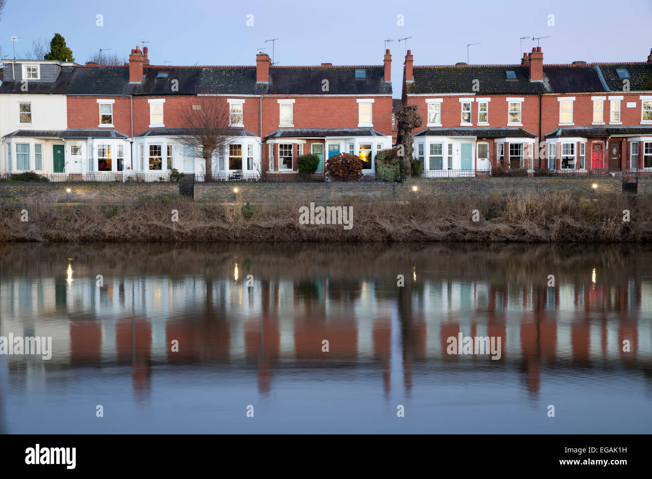 Terrasse befindet sich neben dem Fluss Severn, Severn Weise, Worcester, Worcestershire, England, Vereinigtes Königreich, Europa Stockfoto