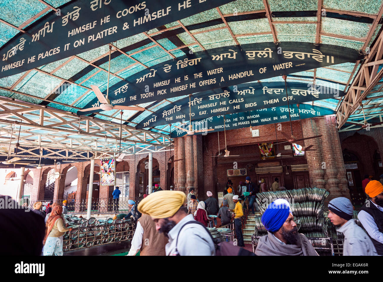 Ausstieg aus dem gemeinsamen Speisesaal von Goldener Tempel, Amritsar, Punjab, Indien Stockfoto