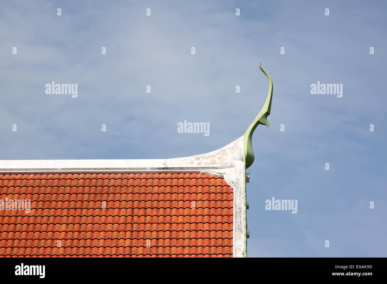Rotes Ziegeldach Tempel Thailands auf blauen Himmelshintergrund. Stockfoto