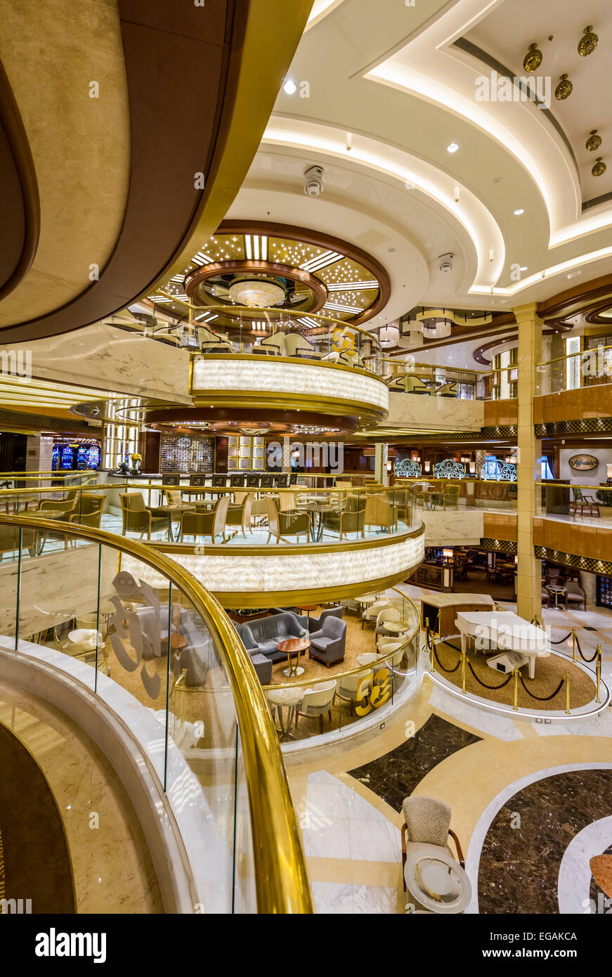 Inneneinrichtung im Atrium des Luxus-Kreuzfahrt Schiff Regal Princess  Stockfotografie - Alamy