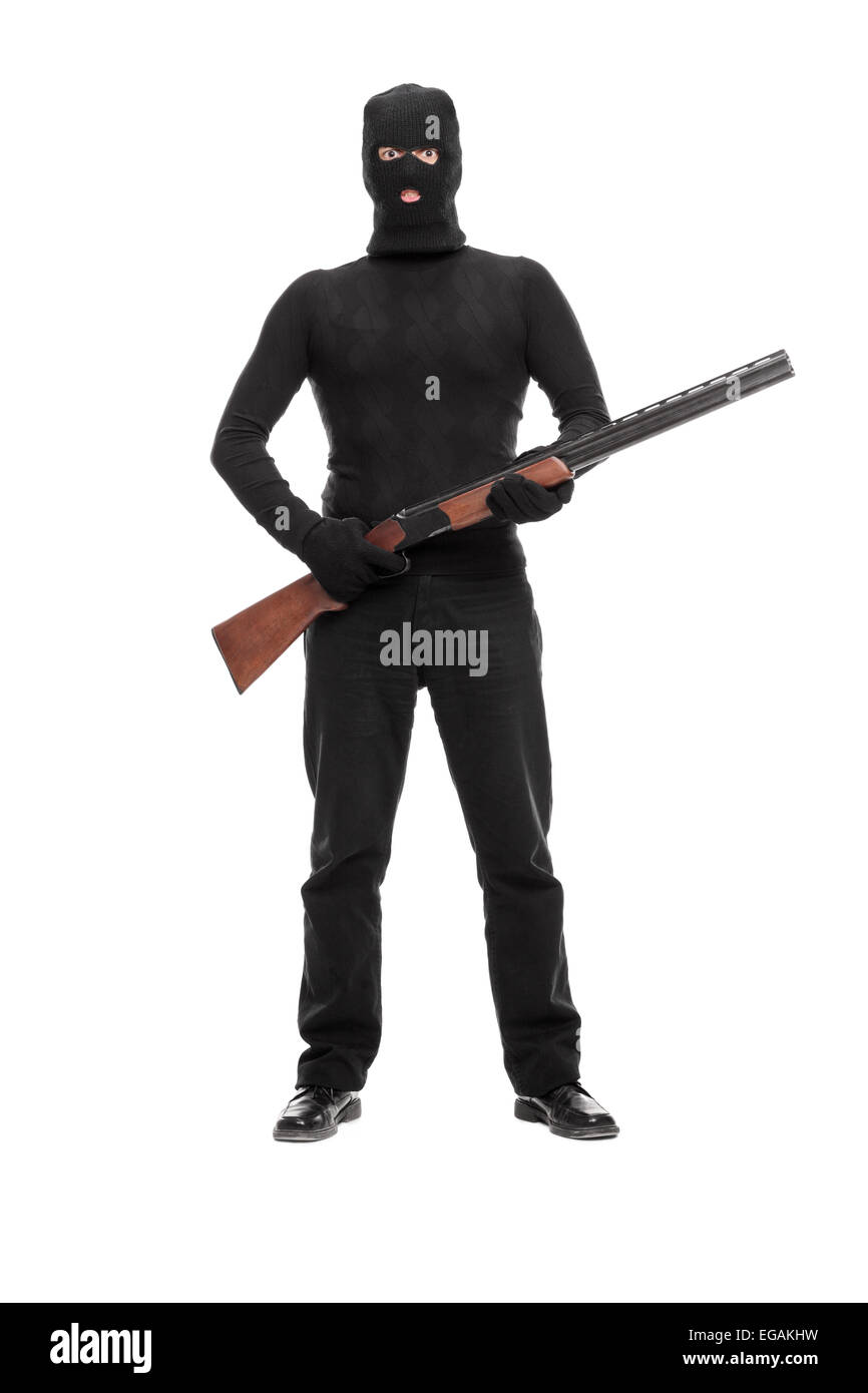 In voller Länge Portrait von einem maskierten Terroristen halten eine Schrotflinte isoliert auf weißem Hintergrund Stockfoto