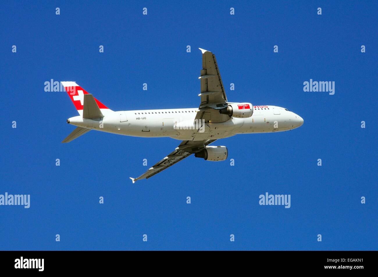 Swiss International Airlines Airbus A320 ausziehen vor blauem Himmel Stockfoto