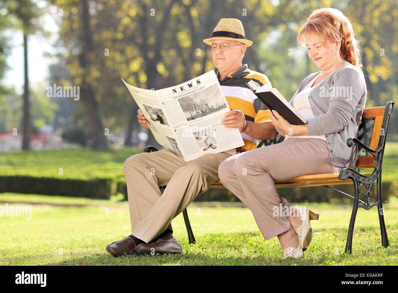 Älteres Ehepaar Entspannung an einem schönen Tag im park Stockfoto