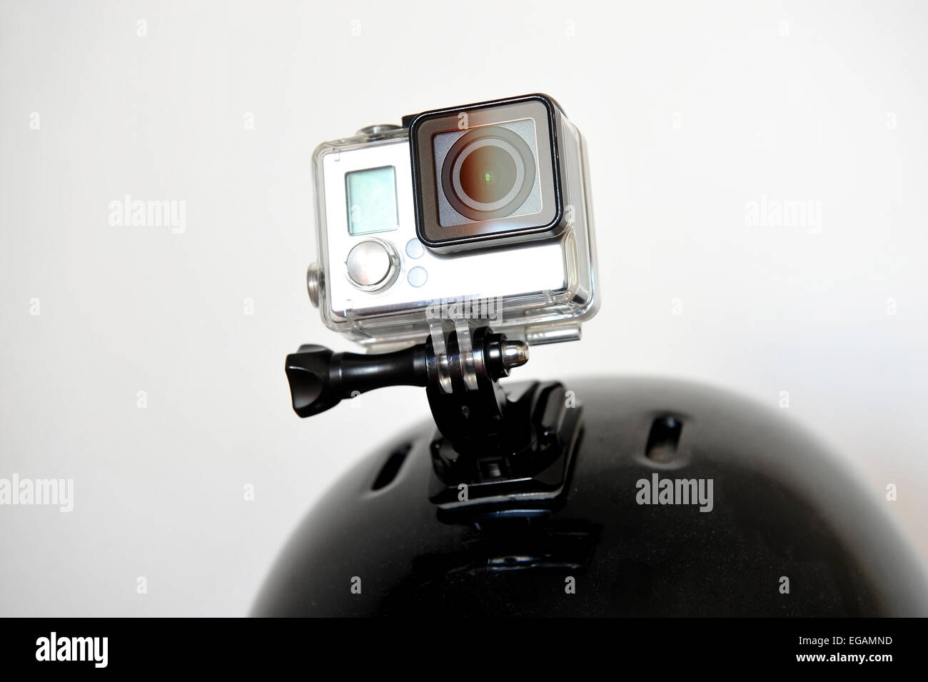 Detail-Aufnahme mit Action-Kamera montiert auf einem Sportschutzhelm Stockfoto