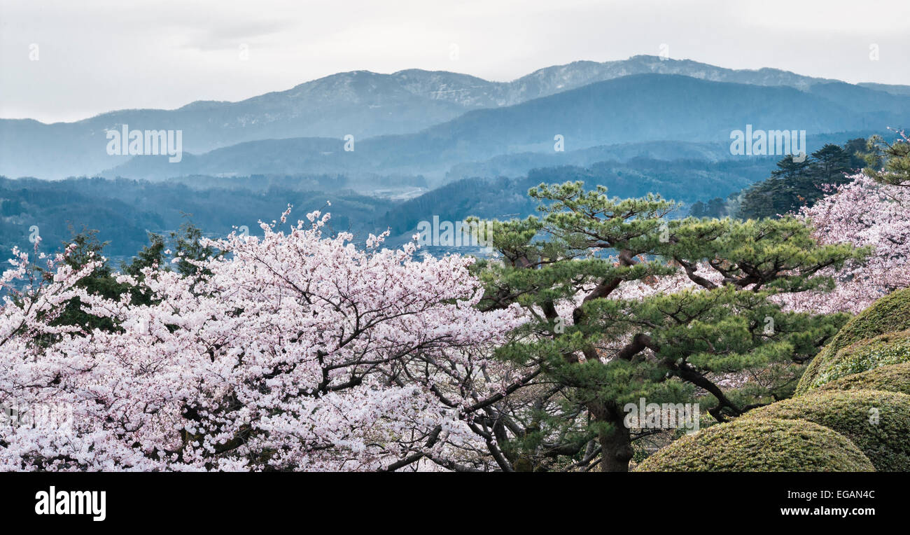Kenroku-en, Kanazawa, einer der drei Großen Gärten Japans. Der Blick auf die Berge jenseits des Gartens im Frühling Stockfoto