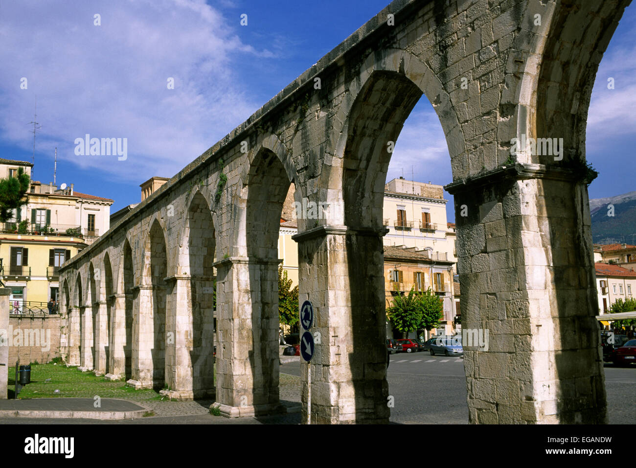 Italien, Abruzzen, Sulmona, mittelalterliches Aquädukt Stockfoto