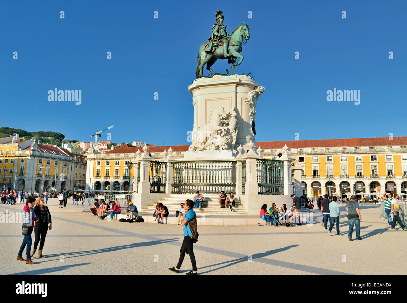 Portugal, Lissabon: Menschen genießen die Sonne auf dem Hauptplatz Praca Comercio Stockfoto