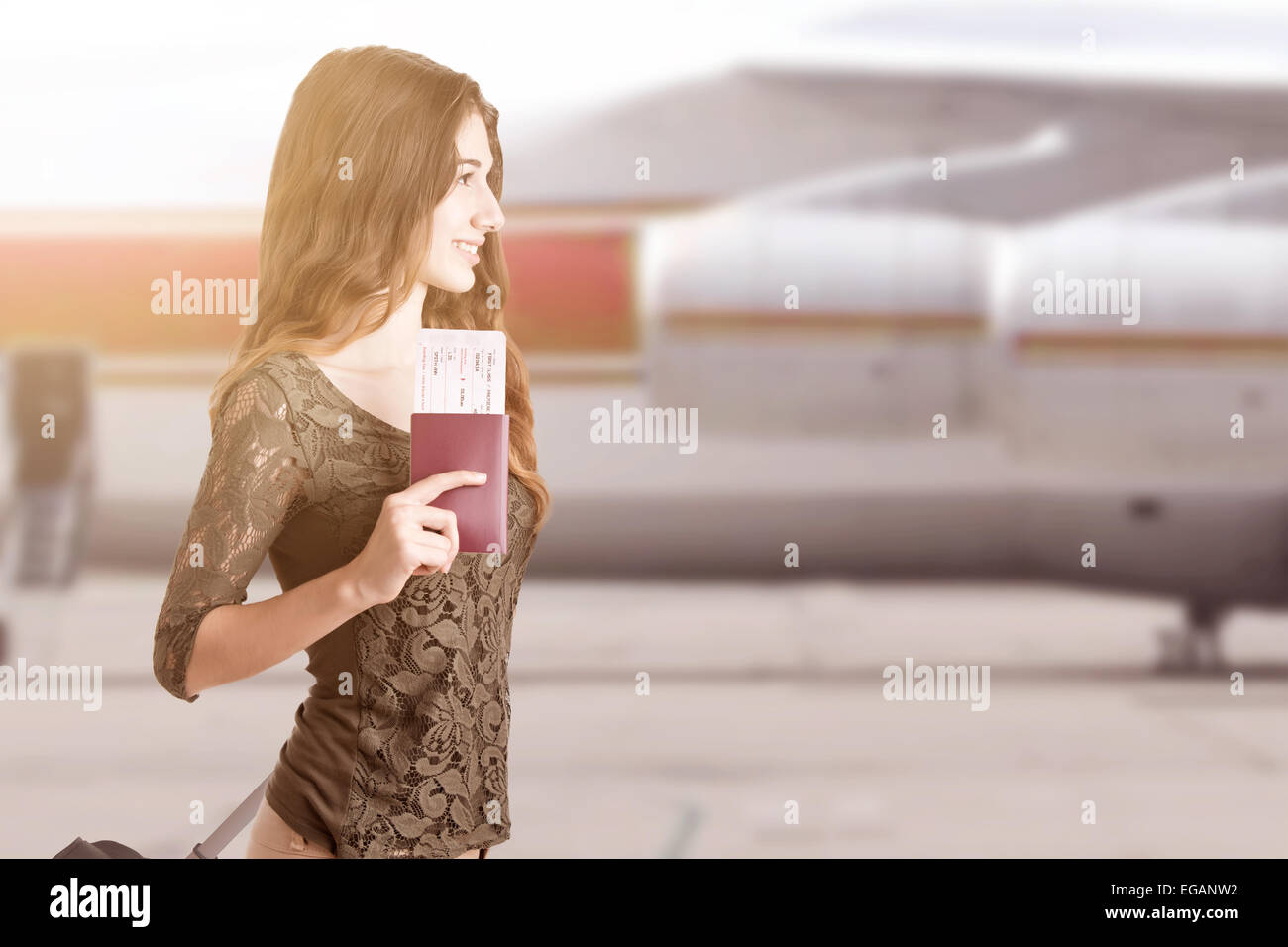 Frau, etwa um ein Flugzeug in einem Flughafen Ausreißer bei Sonnenuntergang an Bord Stockfoto