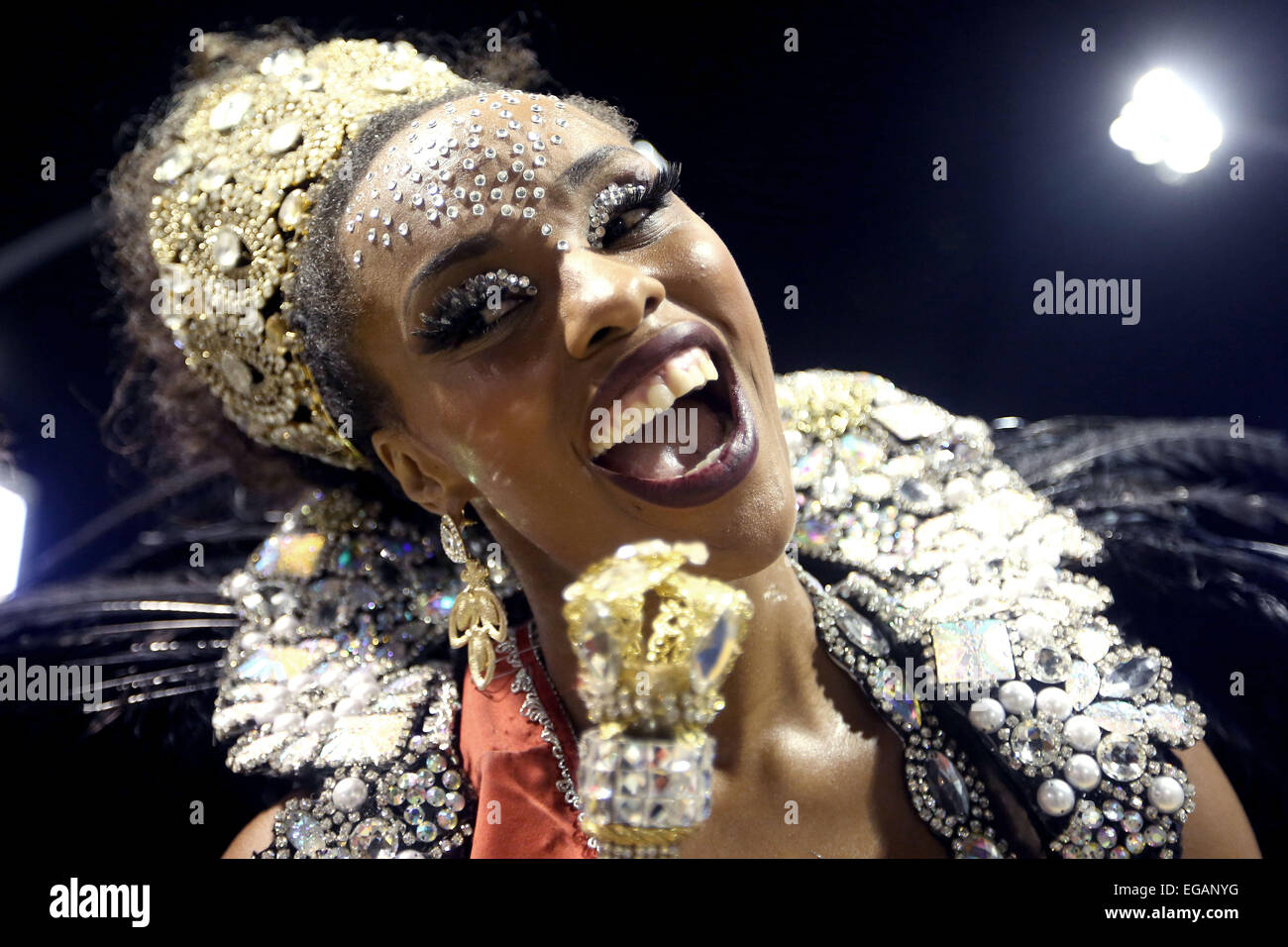 Sao Paulo, Brasilien. 20. Februar 2015. Katia Salles, 30, an Stelle der "Königin der Schlagzeuggruppe" (Art des Orchesters von Percussion-Instrumenten, die den Sänger zu begleiten und führen das Tempo der Parade) führt der "Perola Negra" samba Schule, während der "Parade der Champions" von Samba-Schulen im Anhembi Sambadrome, in Sao Paulo, Brasilien, 20. Februar 2015. Die "Parade der Champions", ist ein feierlicher Festival der diesjährigen besten Sambaschulen von Sao Paulo zu krönen, wenn die Parade jeder Samba-Schule in der Regel derzeit etwa eine Stunde dauert. Bildnachweis: Xinhua/Alamy Live-Nachrichten Stockfoto