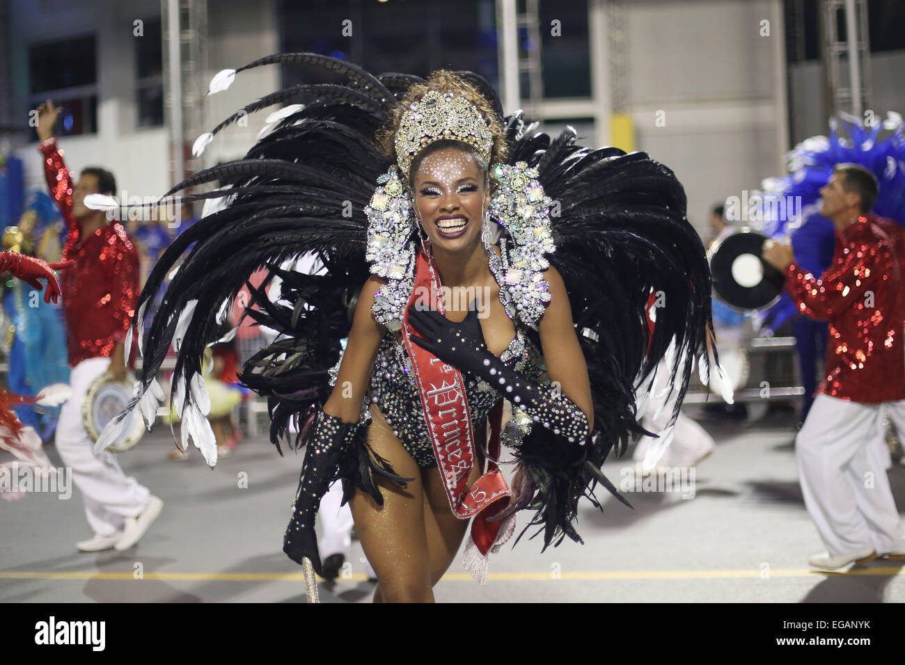 Sao Paulo, Brasilien. 20. Februar 2015. Katia Salles, 30, an Stelle der "Königin der Schlagzeuggruppe" (Art des Orchesters von Percussion-Instrumenten, die den Sänger zu begleiten und führen das Tempo der Parade) führt der "Perola Negra" samba Schule, während der "Parade der Champions" von Samba-Schulen im Anhembi Sambadrome, in Sao Paulo, Brasilien, 20. Februar 2015. Die "Parade der Champions", ist ein feierlicher Festival der diesjährigen besten Sambaschulen von Sao Paulo zu krönen, wenn die Parade jeder Samba-Schule in der Regel derzeit etwa eine Stunde dauert. Bildnachweis: Xinhua/Alamy Live-Nachrichten Stockfoto