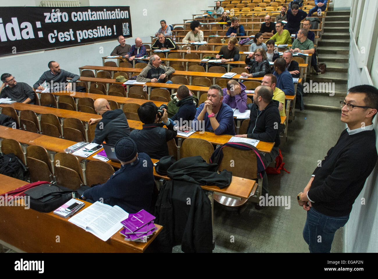 Paris, Frankreich, große Menschenmenge, Sitzen, französisches N.G.O. Act up-Paris, öffentliche Sitzung, HIV-AIDS-Prävention, REPI, Dr. Michel Ohayon (Zentrum 190) Zuhören im Publikum, Homosexuelle Helfer Aktivismus, pandemische soziale Zuhörer, Gemeindezentrum Pandemie, Menschenmenge im Auditorium, franzosen in hiv-Aids, ecole beaux Arts paris traditioneller Unterricht Stockfoto