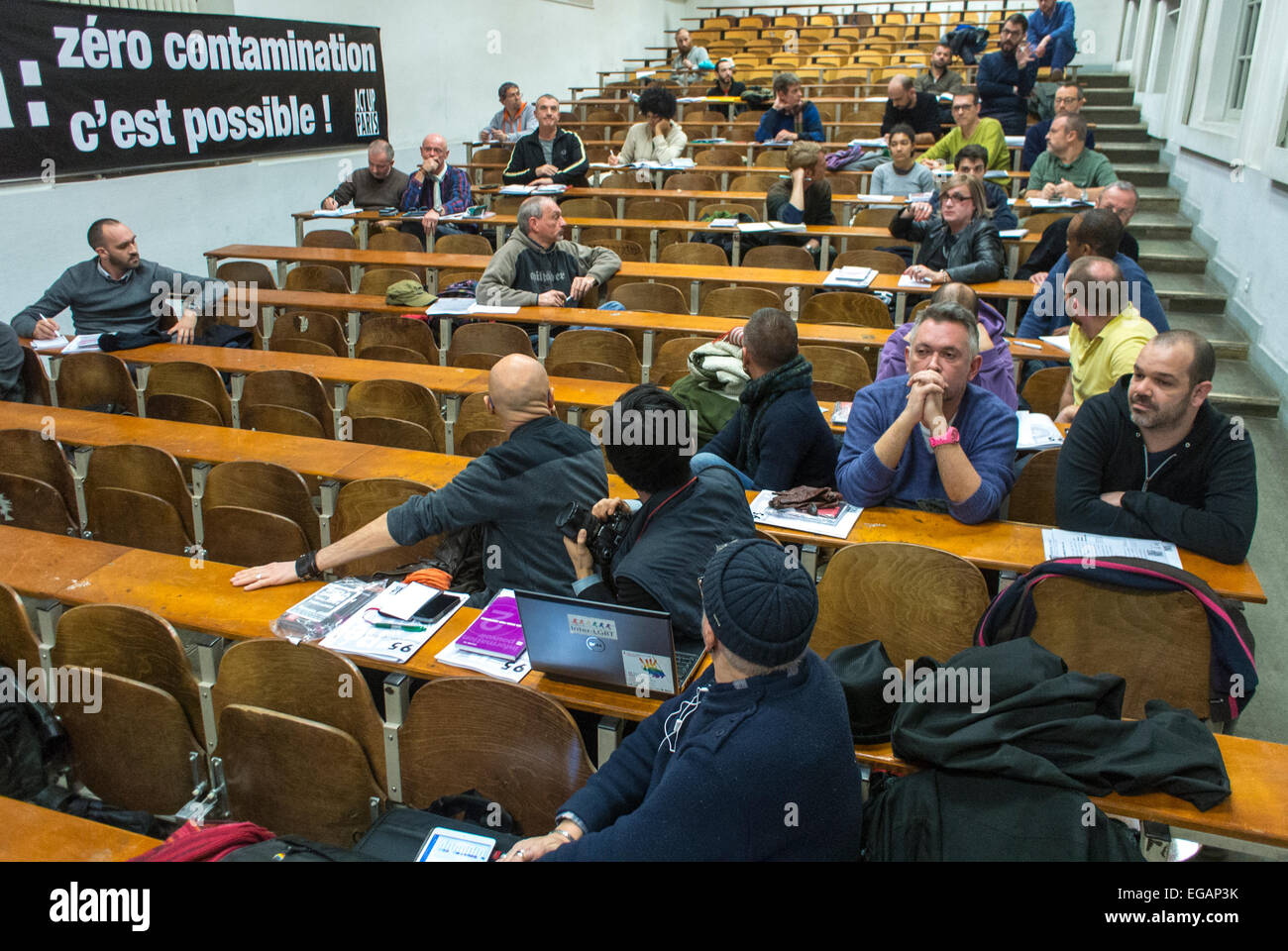Paris, Frankreich, französischer N.G.O. Organization Act up-Paris, Community Meeting Information, HIV-AIDS-Prävention, REPI, 'Dr. Michel Ohayon' (Centre 190) Zuhören im Publikum, pandemische Menschen, ecole beaux Arts paris, traditioneller Unterricht Stockfoto