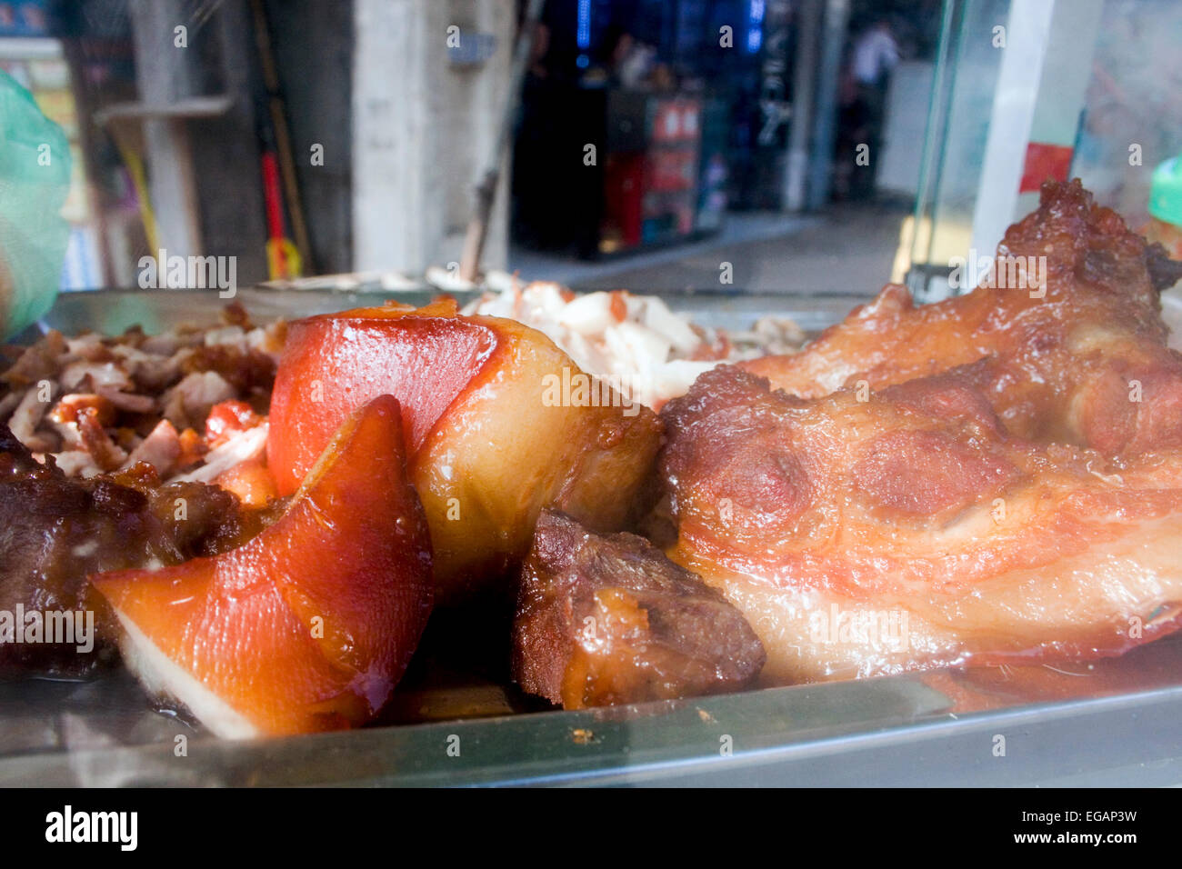 Fleisch für die Herstellung von Sandwiches, die als Straße Nahrung verkauft wird auf einem Lebensmittel-Wagen auf einer Stadtstraße in Kampong Cham, Kambodscha angezeigt. Stockfoto