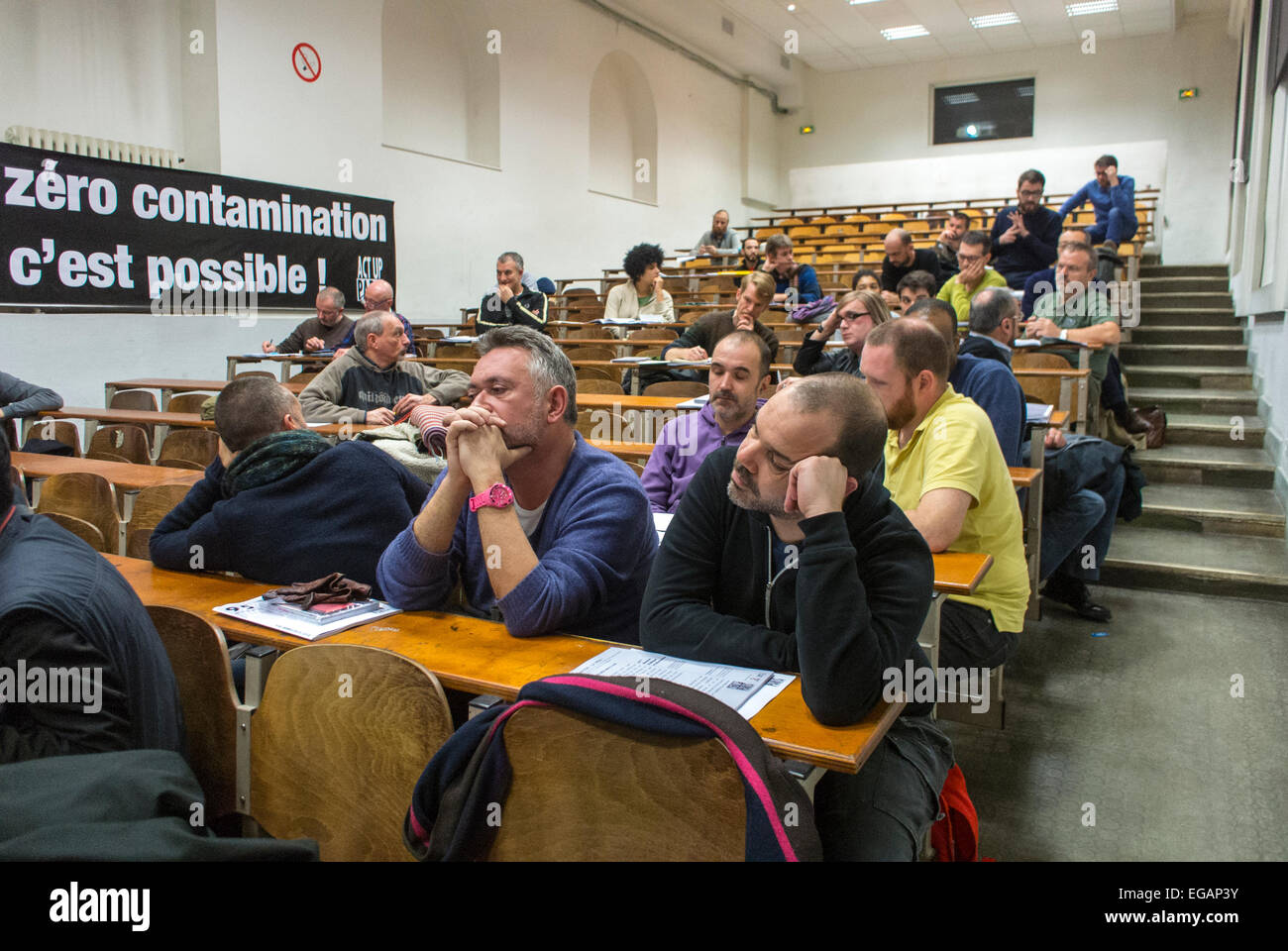 Paris, Frankreich, Large Crows, French N.G.O. Act up-Paris, Community Meeting Information, HIV-AIDS-Prävention, REPI, Dr. Michel Ohayon (Zentrum 190) Zuhören im Publikum, lgbt, Pandemiemenschen, Gemeindediskussion, Social Listening People Brainstorming, traditioneller Unterricht Stockfoto