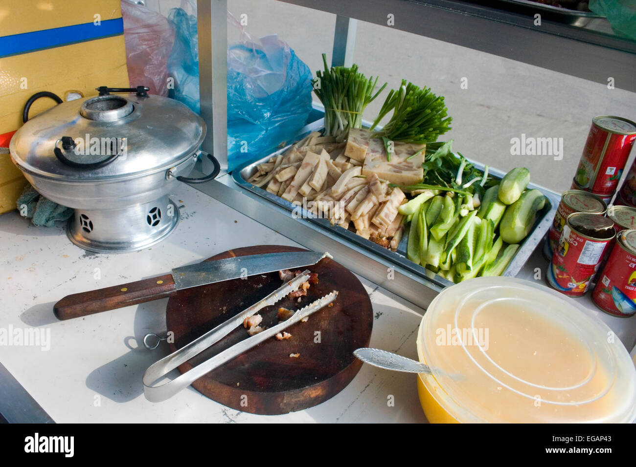 Eine Schneidebrett verwendet für das Schneiden von Fleisch für die Herstellung von Sandwiches wird auf einem mobilen Lebensmittel-Wagen in Kampong Cham, Kambodscha angezeigt. Stockfoto