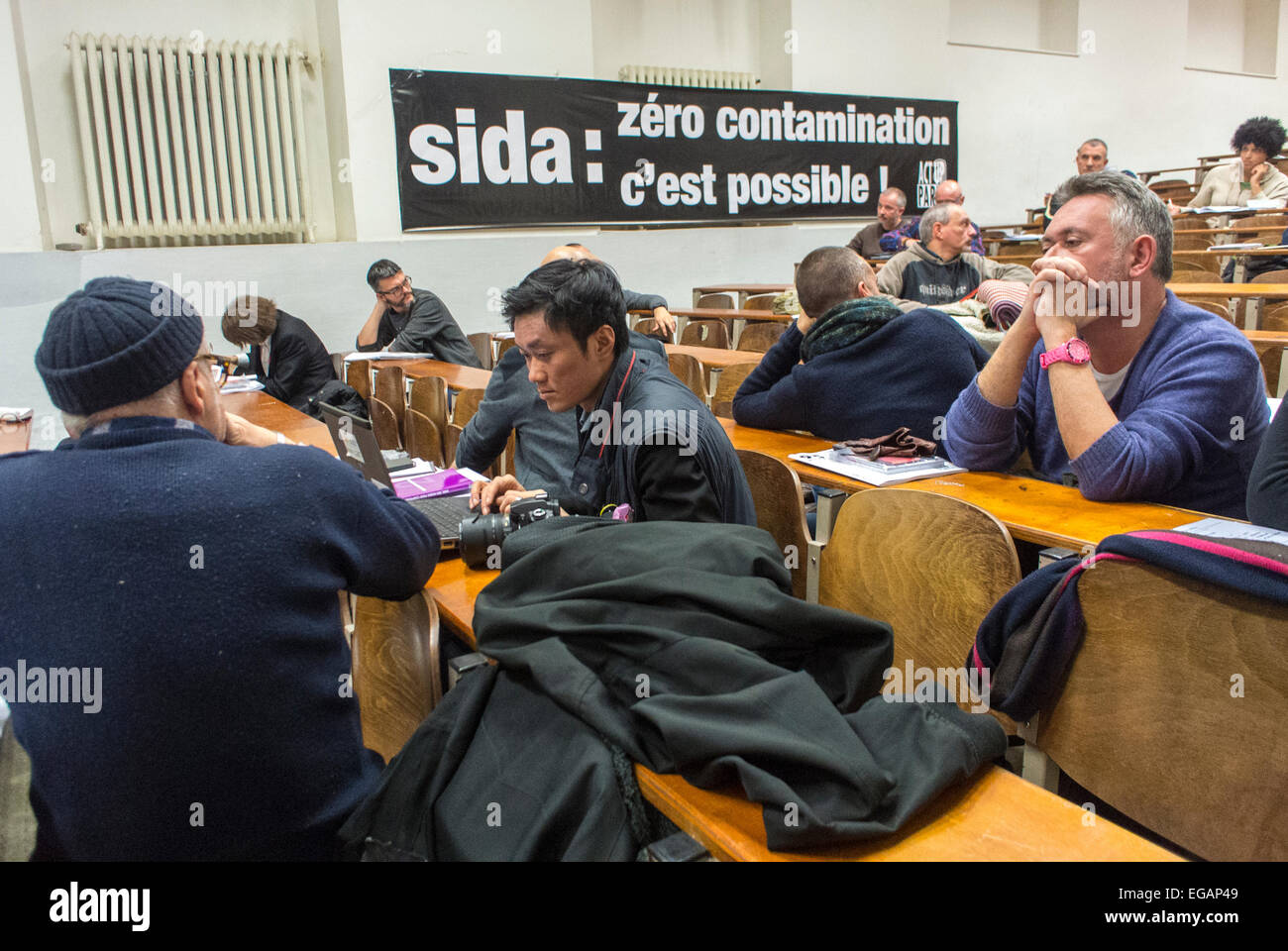 Paris, Frankreich, Großgruppen, französisches N.G.O. Act up-Paris, Community Meeting Information HIV AIDS Prävention, REPI, Dr. Michel Ohayon (Zentrum 190) Zuhören im Publikum, Homosexuelle Männer Problem, Community Diskussion, ACT Up Poster, Community Center Pandemie, Epidemie und Pest frankreich, franzosen in hiv-Aids, traditionelle Klassenzimmer Stockfoto