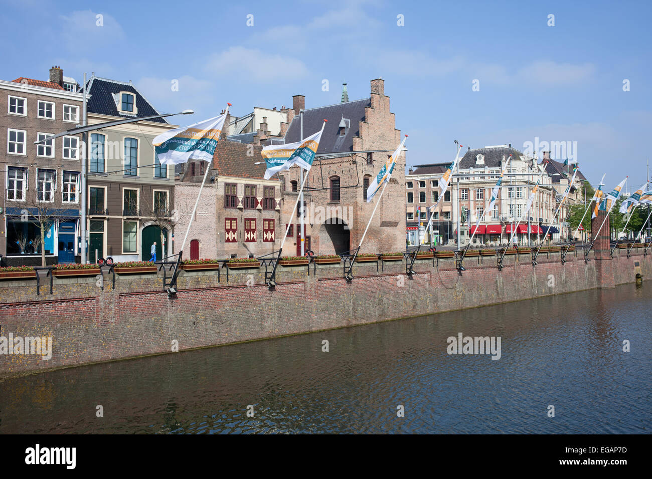 Gebäude entlang Buitenhof, Hofvijver See und Gefängnis-Tor in der Mitte, Stadt Haag (Den Haag), Holland, Niederlande. Stockfoto