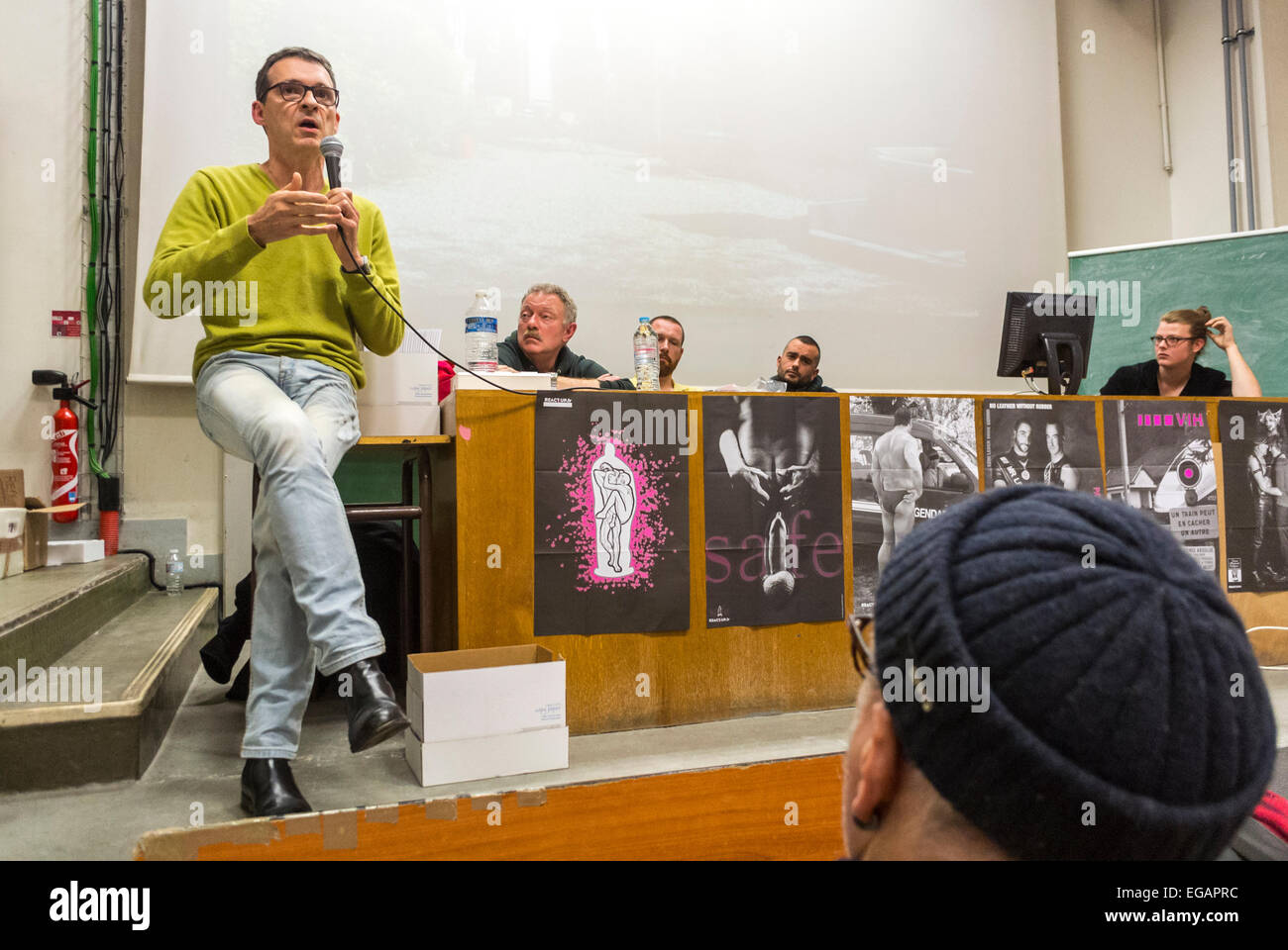 Paris, Frankreich, Group People, französisches N.G.O. Act up-Paris, öffentliche Sitzung, HIV-AIDS-Prävention, REPI, Hervé Le Tapie, (Anti-Prep) Centre LGBT Paris IDF » Hervé Taulière, Rede halten, Schwulenproblem, Pandemiemenschen auftreten Poster Stockfoto