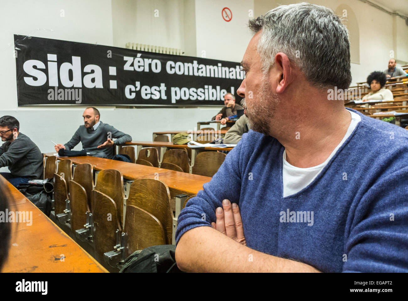 Paris, Frankreich, französisches N.G.O. Act up-Paris, Community Meeting Information, HIV-AIDS-Prävention, REPI, Dr. Michel Ohayon (Zentrum 190) , Schwulenarzt hören im Publikum, Schwulenprobleme, frankreich Pandemiepandemie, soziale Zuhörer, Community Centre Pandemie Stockfoto