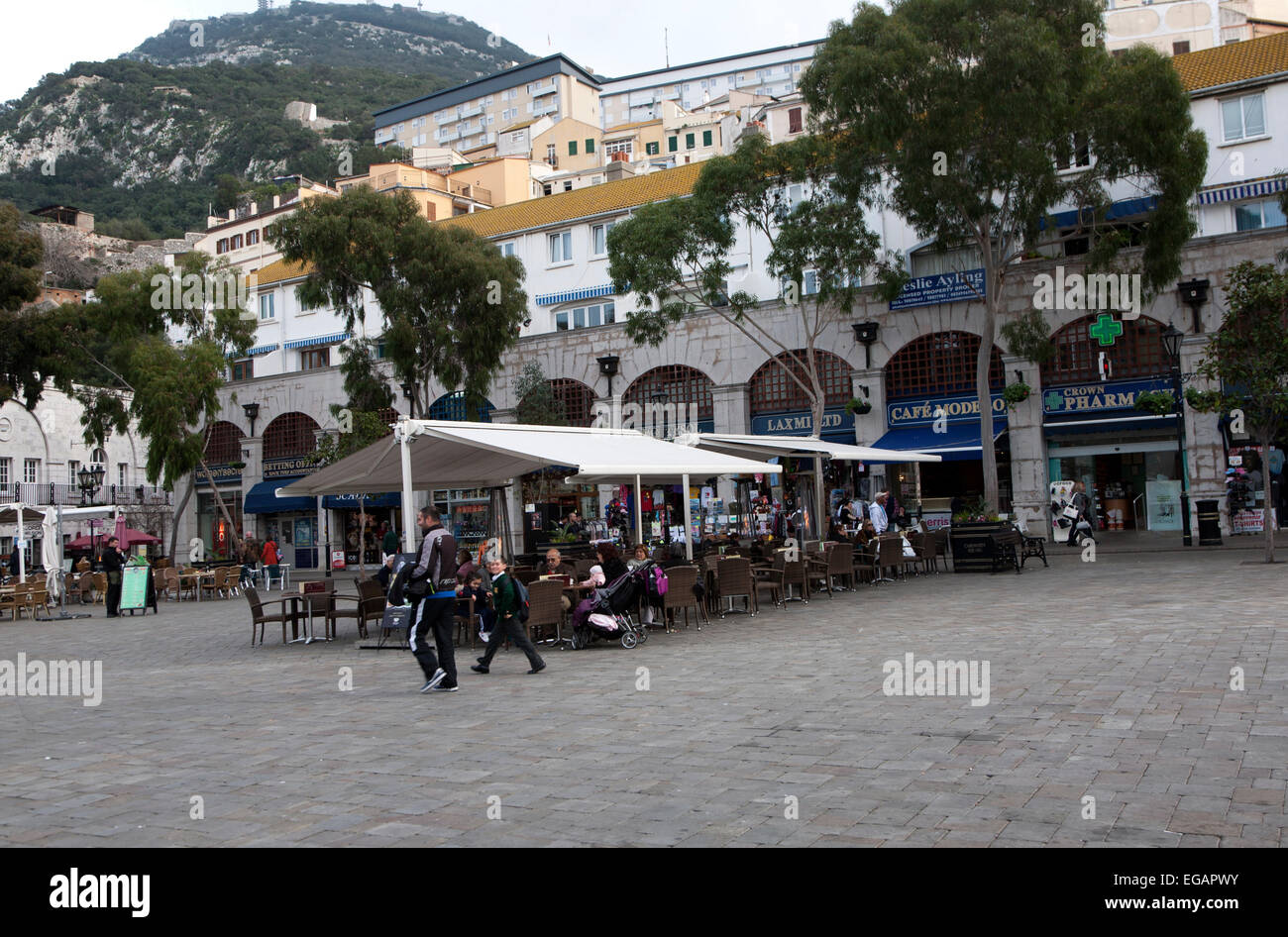 Menschen und Cafés in Grand Kasematten Square, Gibraltar, Gibraltar, Britisches Territorium im Süden Europas Stockfoto