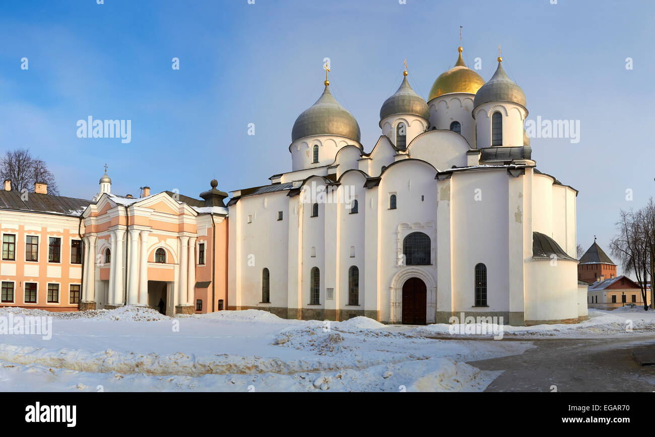 älteste in Russland Kathedrale von St. Sophia. Weliki Nowgorod auf Sonne Stockfoto