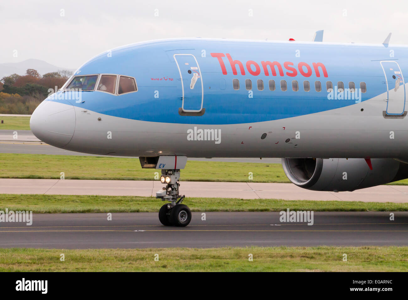 Thomson Boeing 757, auf Manchester Flughafen-Startbahn rollen. Stockfoto