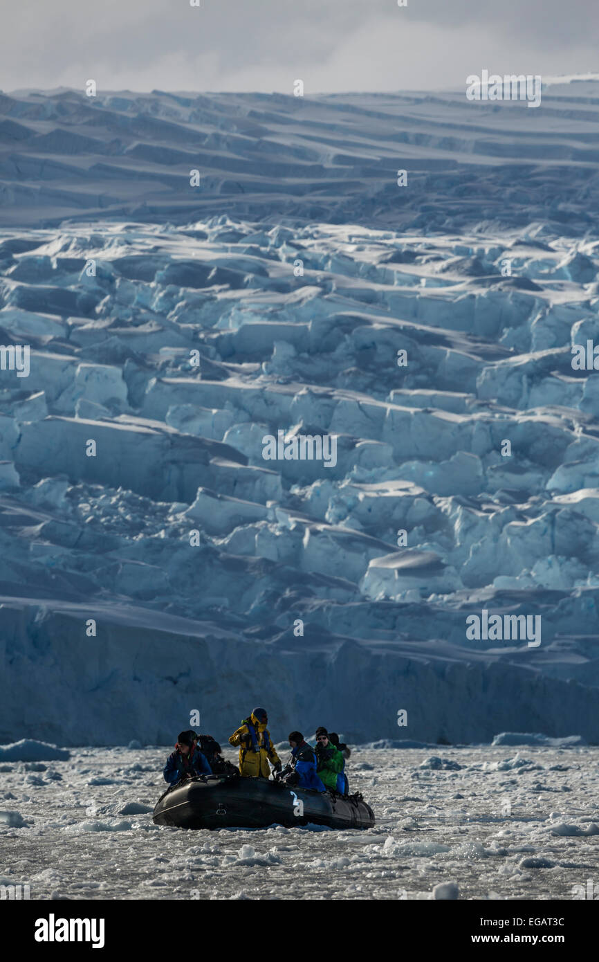 Tierkreis mit Fotografen fotografieren Gletscher, Cierva Bucht, Antarktis Stockfoto