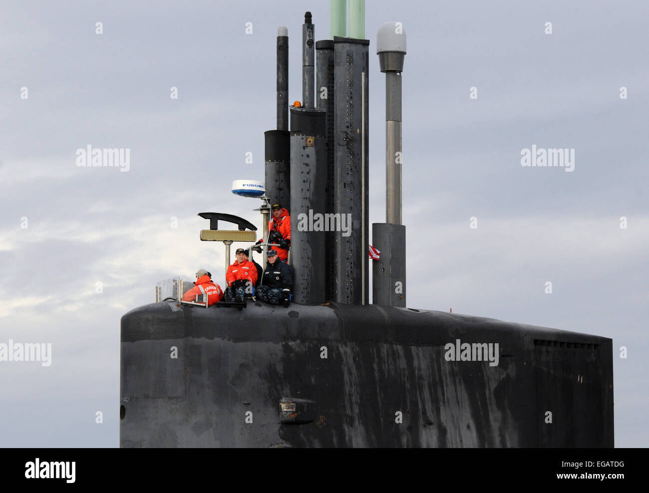 Die US Navy Ohio-Klasse ballistischen Raketen u-Boot USS Henry M. Jackson Crew auf Turm als der Sub kehrt Heim, Naval Base Kitsap-Bangor nach einem routinemäßigen Einsatz 12. Februar 2015 in Poulsbo, Washington. Stockfoto