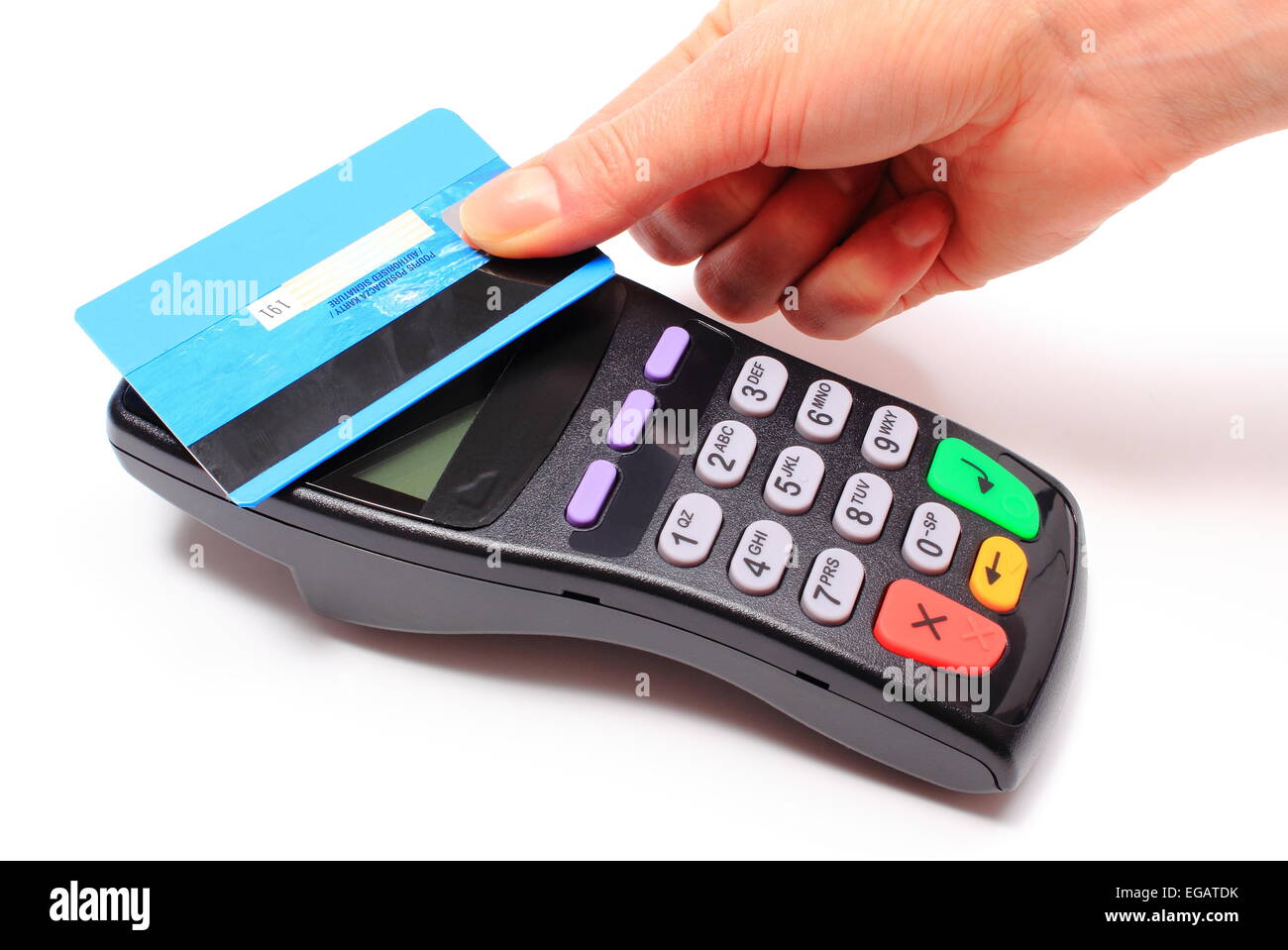 Hand der Frau bezahlen mit kontaktlosen Kreditkarte mit NFC-Technologie, Kreditkartenleser, Zahlterminal, Finanz-Konzept Stockfoto