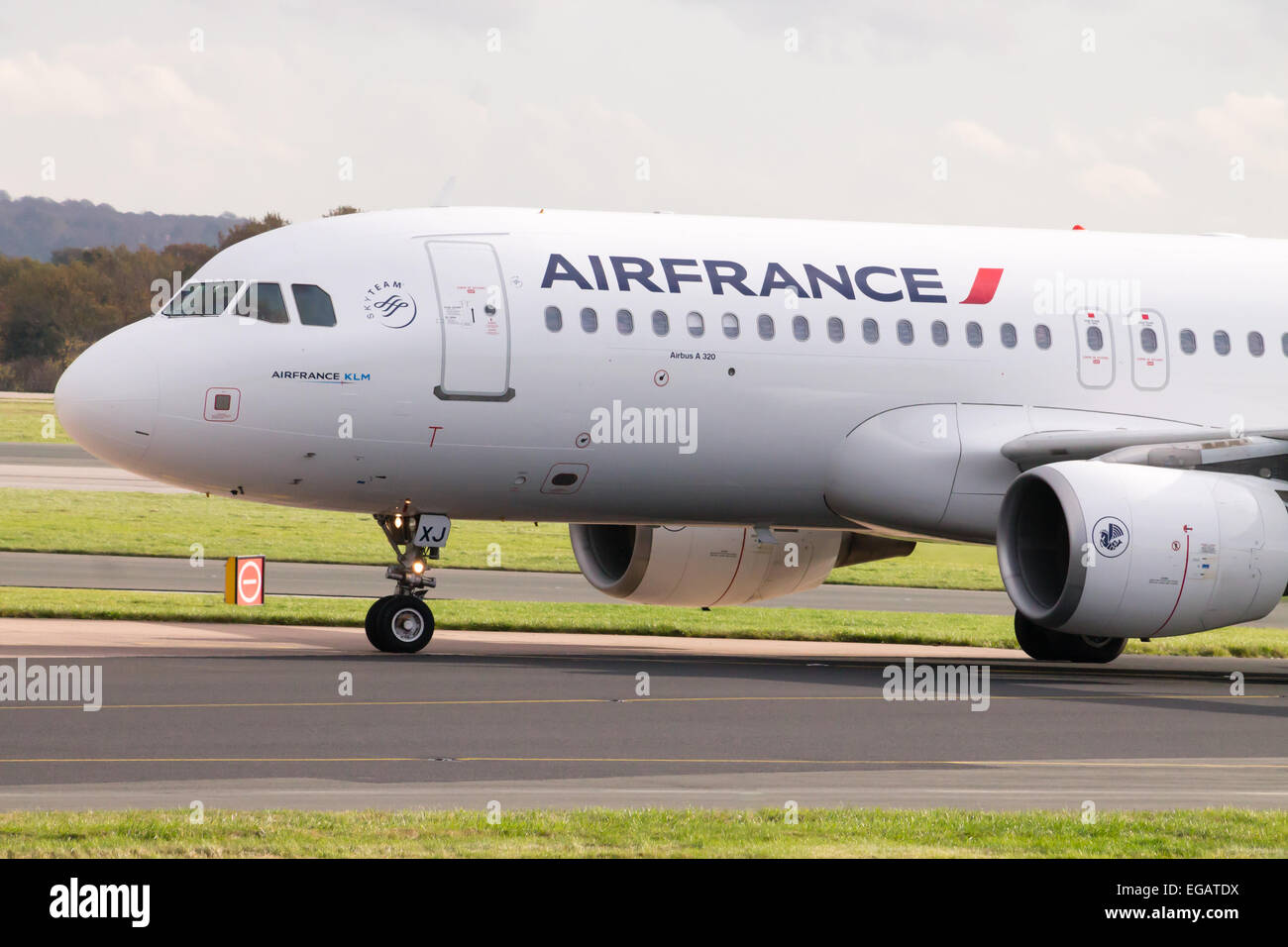 Air France Airbus A319 auf Manchester Flughafen-Startbahn rollen. Stockfoto