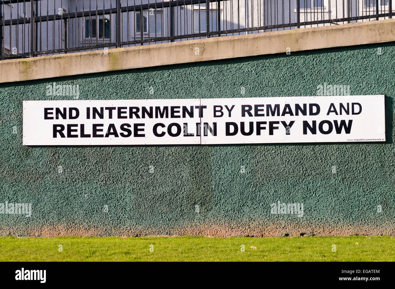 Schild "Ende Internierung von Untersuchungshaft und Colin Duffy jetzt" Stockfoto