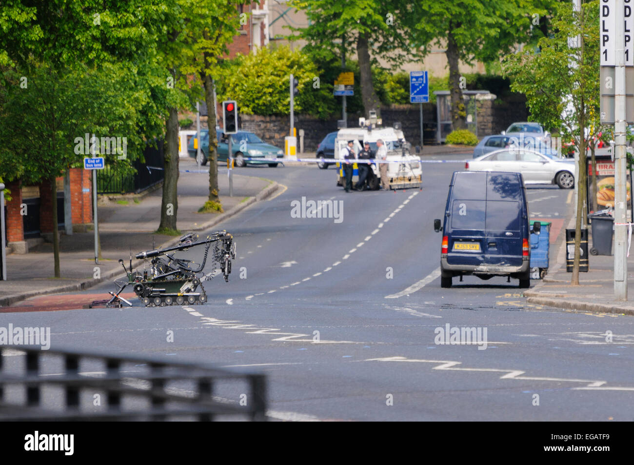 Roboter zur Bombenräumung Armee in Aktion, Antrim Straße, Belfast, 26.04.2011 Stockfoto