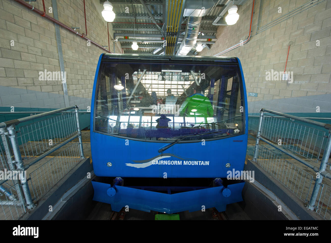 Der Cairrngorm Berg Standseilbahn an der oberen Bergstation abfahrbereit zurück zum Parkplatz.  SCO 9583. Stockfoto