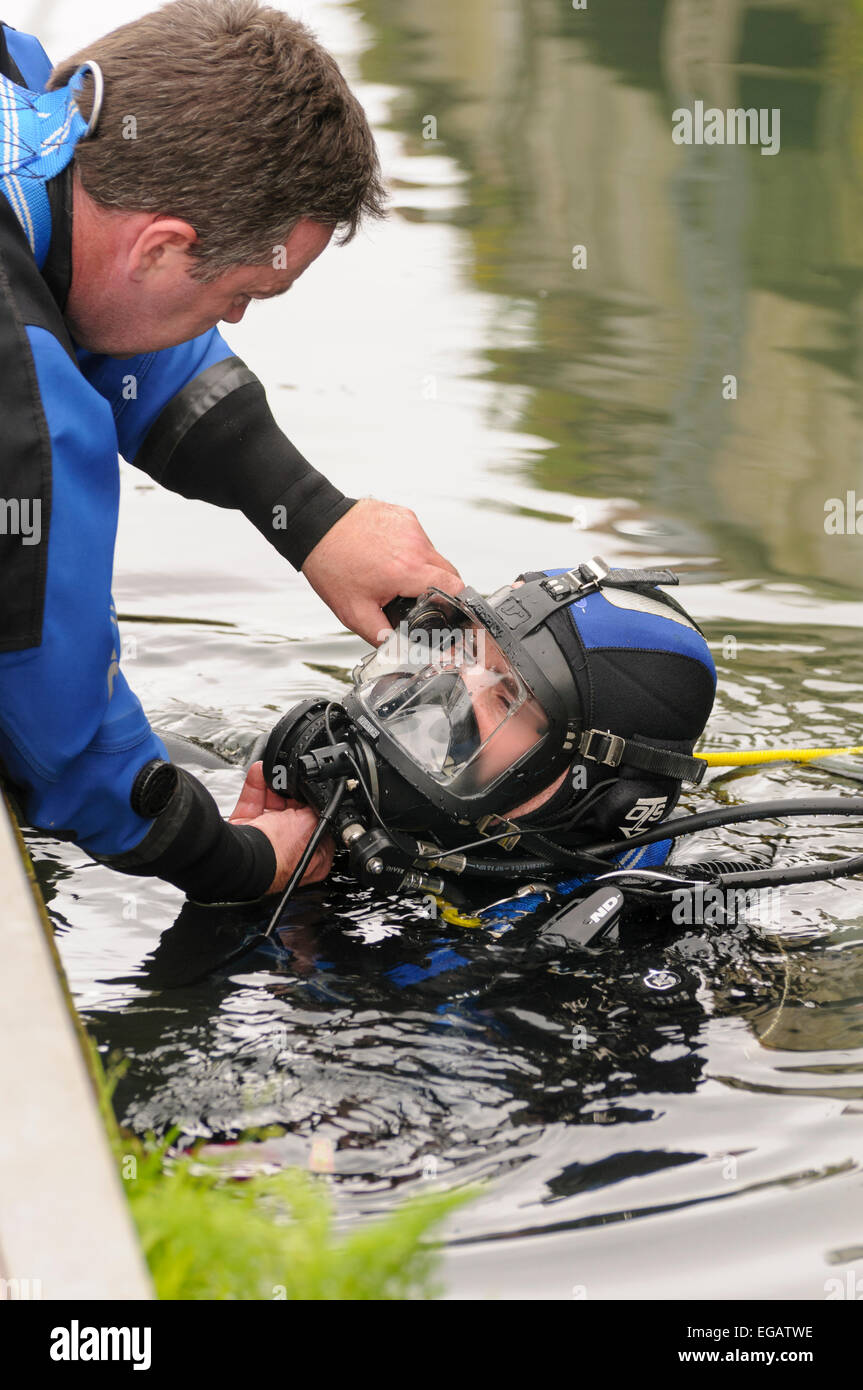 Royal Navy diver von HMS Hurworth hat seine Maske von einem Kollegen vor einer Minenräumung Betrieb eingestellt Stockfoto