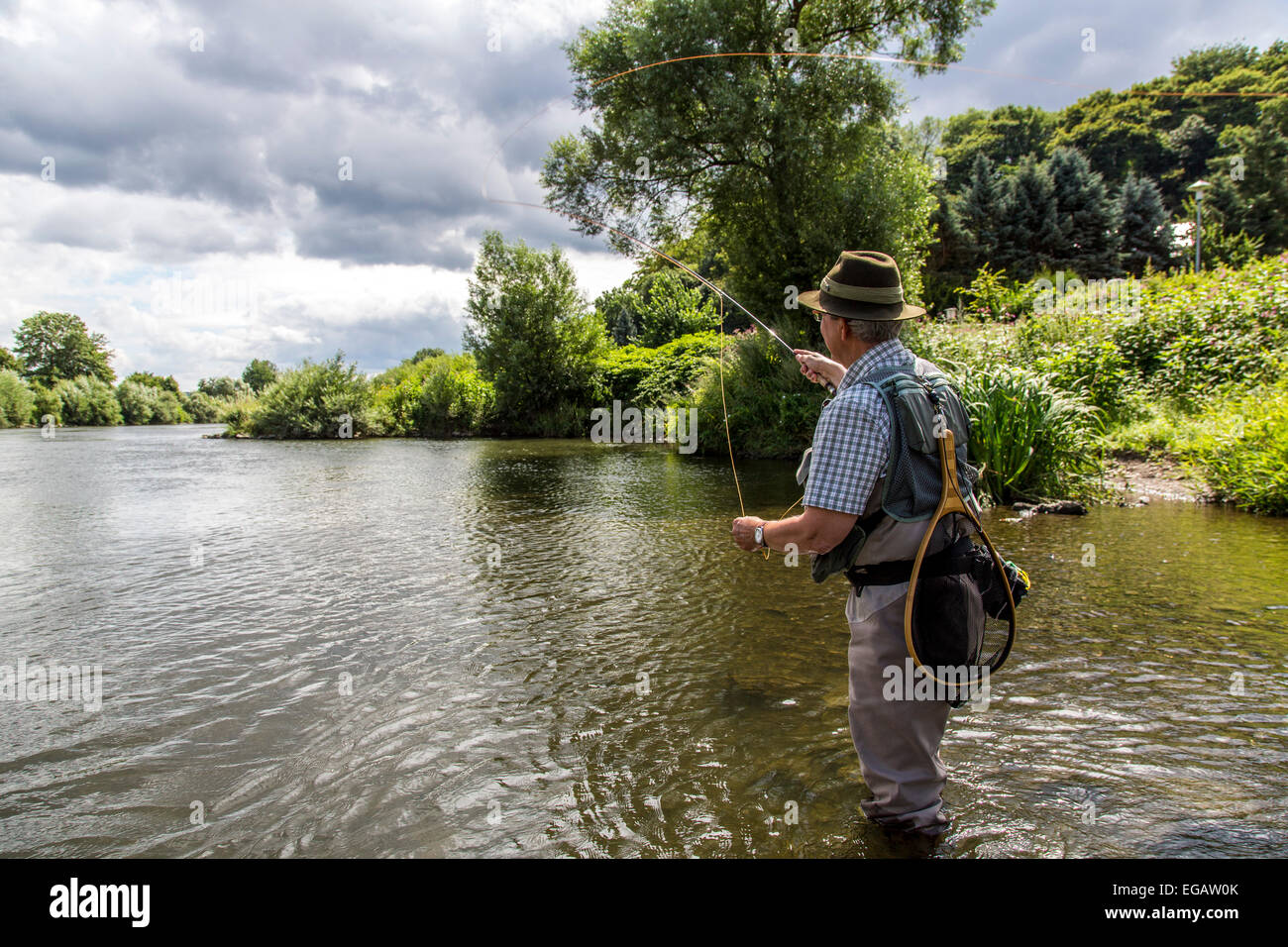 Fliege Fischen im Fluss Ruhr, Hattingen, Deutschland Stockfoto